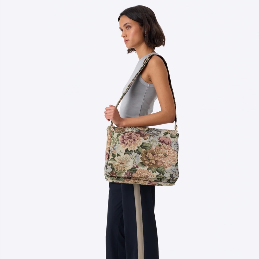 Beis The Expandable Messenger Tote 
in Vintage Floral